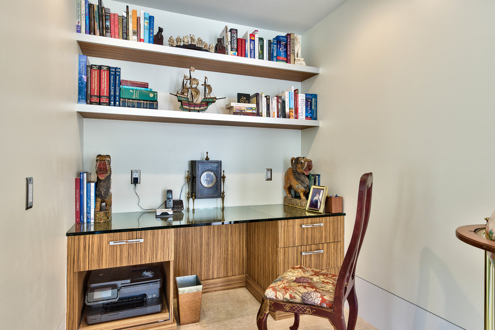 Immagine di un ufficio minimal di medie dimensioni con scrivania incassata, pareti beige e pavimento in gres porcellanato
