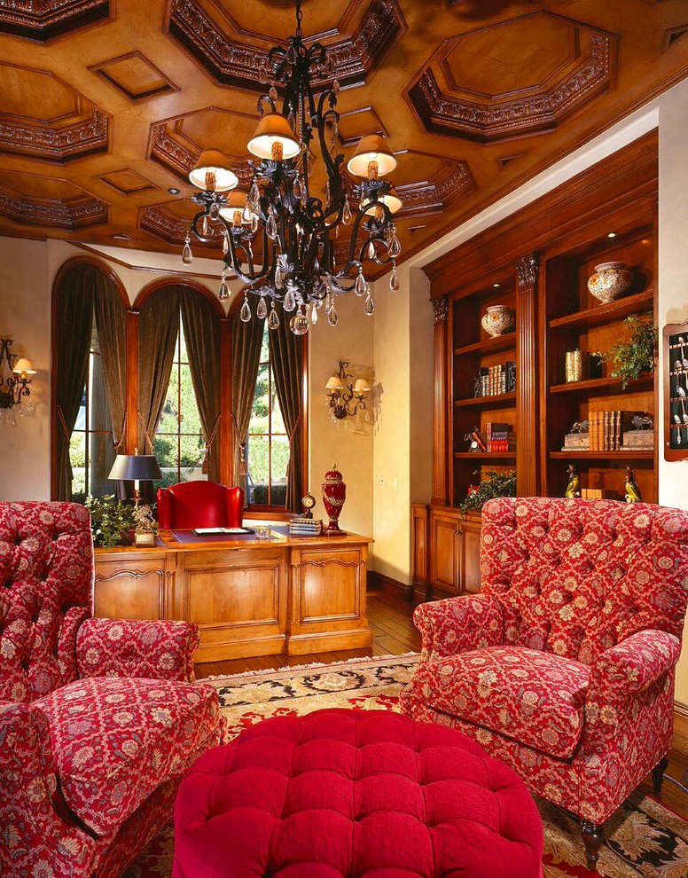 Idéer för att renovera ett mycket stort vintage hemmastudio, med beige väggar, ett fristående skrivbord och mellanmörkt trägolv