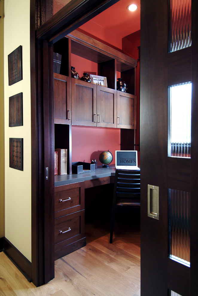 Idée de décoration pour un petit bureau tradition avec un mur rouge, parquet clair et un bureau intégré.