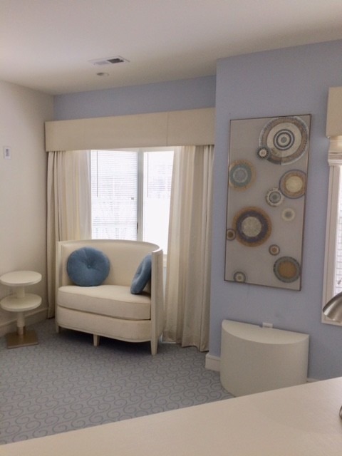 Inspiration för ett stort funkis arbetsrum, med ett bibliotek, blå väggar, heltäckningsmatta, en dubbelsidig öppen spis, en spiselkrans i sten, ett fristående skrivbord och blått golv