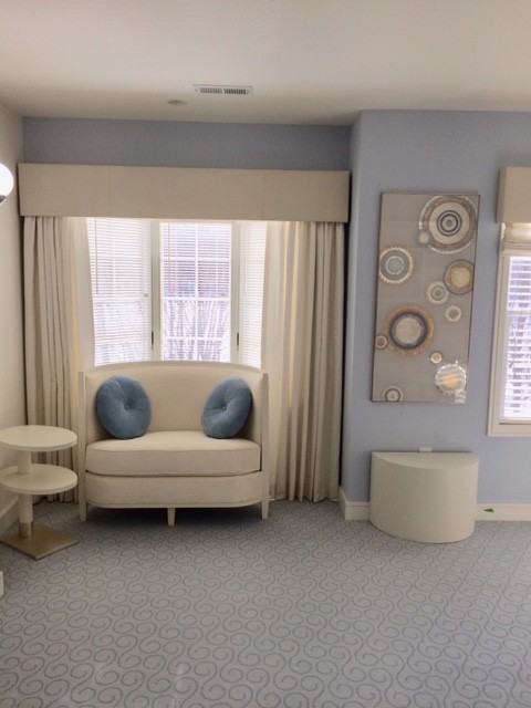 Großes Modernes Lesezimmer mit blauer Wandfarbe, Teppichboden, Tunnelkamin, Kaminumrandung aus Stein, freistehendem Schreibtisch und blauem Boden in Philadelphia
