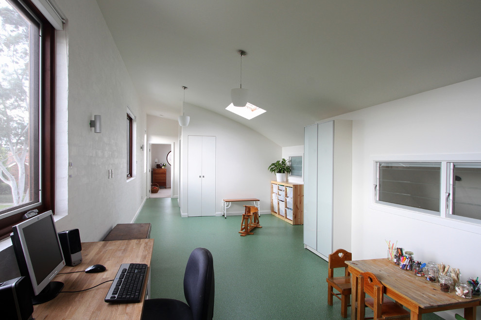 На фото: кабинет среднего размера в современном стиле с местом для рукоделия, белыми стенами, полом из линолеума, отдельно стоящим рабочим столом и зеленым полом