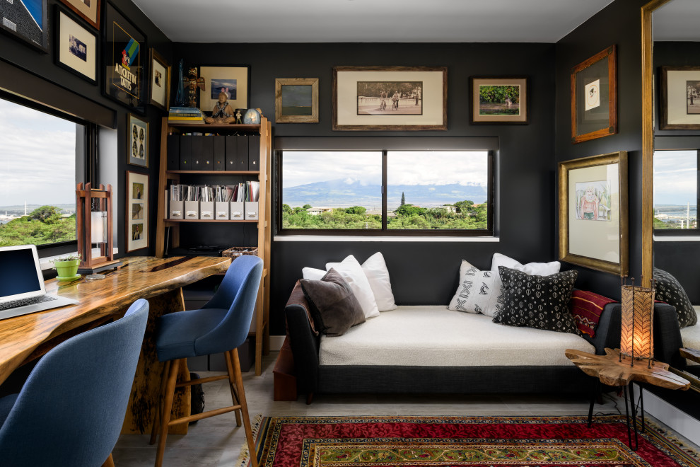 他の地域にあるトロピカルスタイルのおしゃれな書斎 (黒い壁、暖炉なし、自立型机) の写真