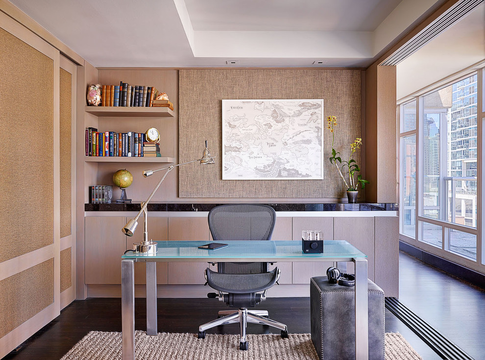 Modernes Arbeitszimmer ohne Kamin mit Arbeitsplatz, brauner Wandfarbe, dunklem Holzboden und freistehendem Schreibtisch in Chicago