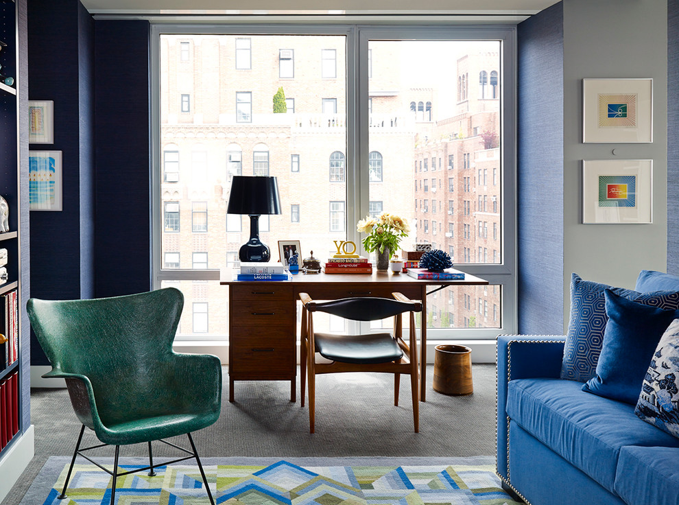 На фото: рабочее место среднего размера в современном стиле с синими стенами, ковровым покрытием и отдельно стоящим рабочим столом без камина