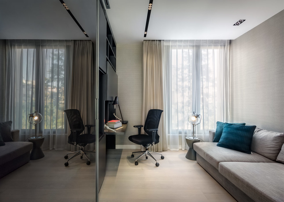 Стильный дизайн: кабинет в современном стиле с серыми стенами, светлым паркетным полом и встроенным рабочим столом без камина - последний тренд