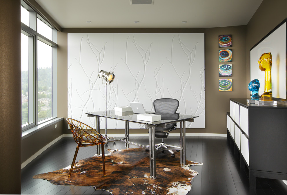 Стильный дизайн: кабинет в современном стиле с коричневыми стенами, деревянным полом и отдельно стоящим рабочим столом - последний тренд