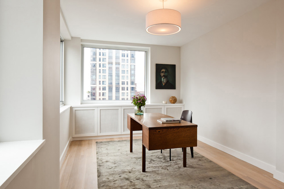 Foto di uno studio chic con pareti bianche, pavimento in legno massello medio, scrivania autoportante e pavimento marrone