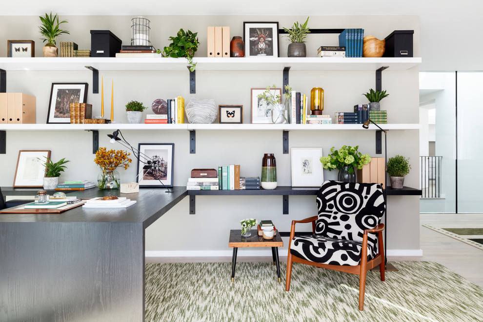Idee per un ufficio design con pareti beige, scrivania incassata e pavimento beige