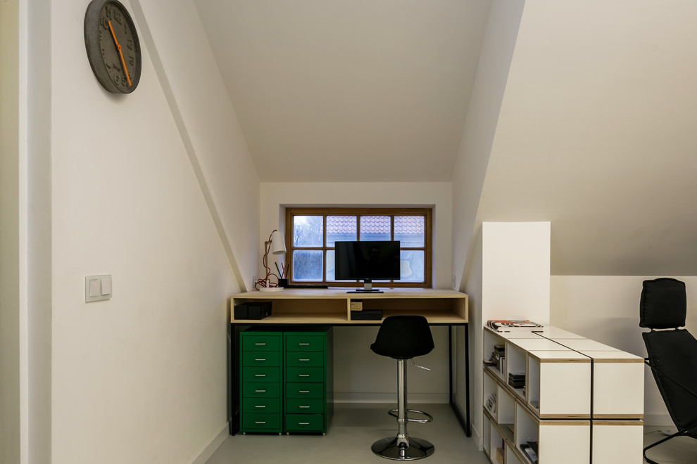 Idée de décoration pour un petit bureau nordique de type studio avec un mur blanc, un sol en linoléum, aucune cheminée et un bureau intégré.