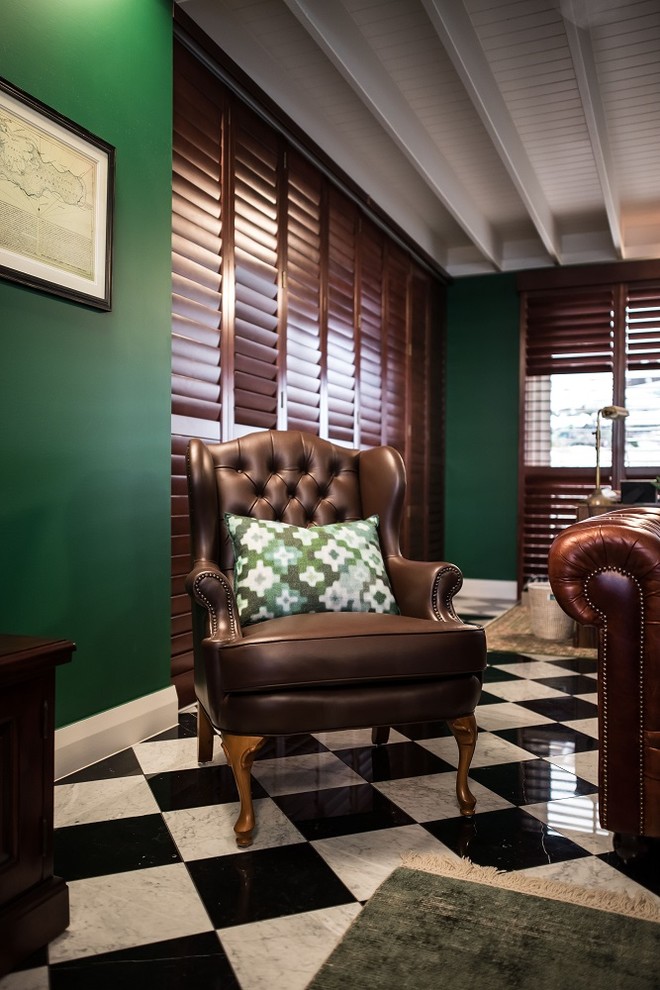 サンシャインコーストにある高級な広いトラディショナルスタイルのおしゃれなホームオフィス・書斎 (緑の壁、大理石の床) の写真