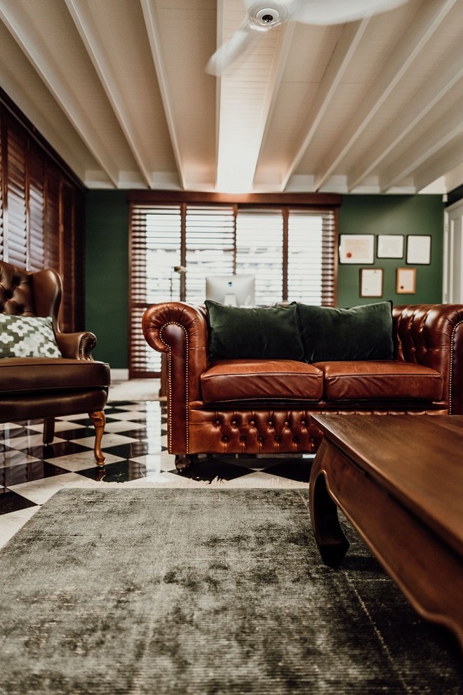 サンシャインコーストにある高級な広いトラディショナルスタイルのおしゃれなホームオフィス・書斎 (緑の壁、大理石の床) の写真