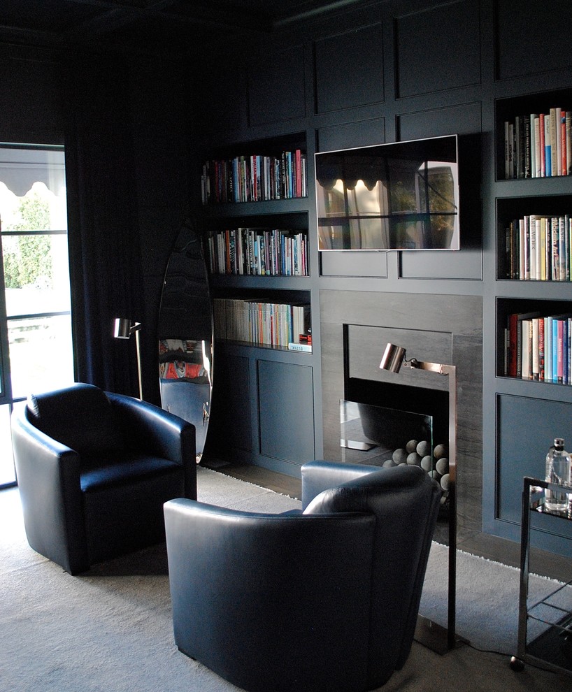 Foto de despacho mediterráneo de tamaño medio con paredes azules, todas las chimeneas y escritorio independiente