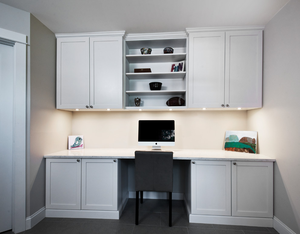 Diseño de despacho tradicional renovado de tamaño medio sin chimenea con paredes grises, suelo de pizarra, escritorio empotrado y suelo gris