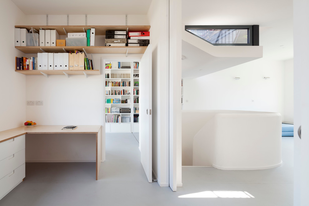 Mittelgroßes Skandinavisches Arbeitszimmer ohne Kamin mit Arbeitsplatz, weißer Wandfarbe, Vinylboden und Einbau-Schreibtisch in London