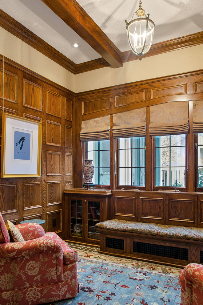Imagen de despacho clásico de tamaño medio sin chimenea con paredes beige y suelo de ladrillo