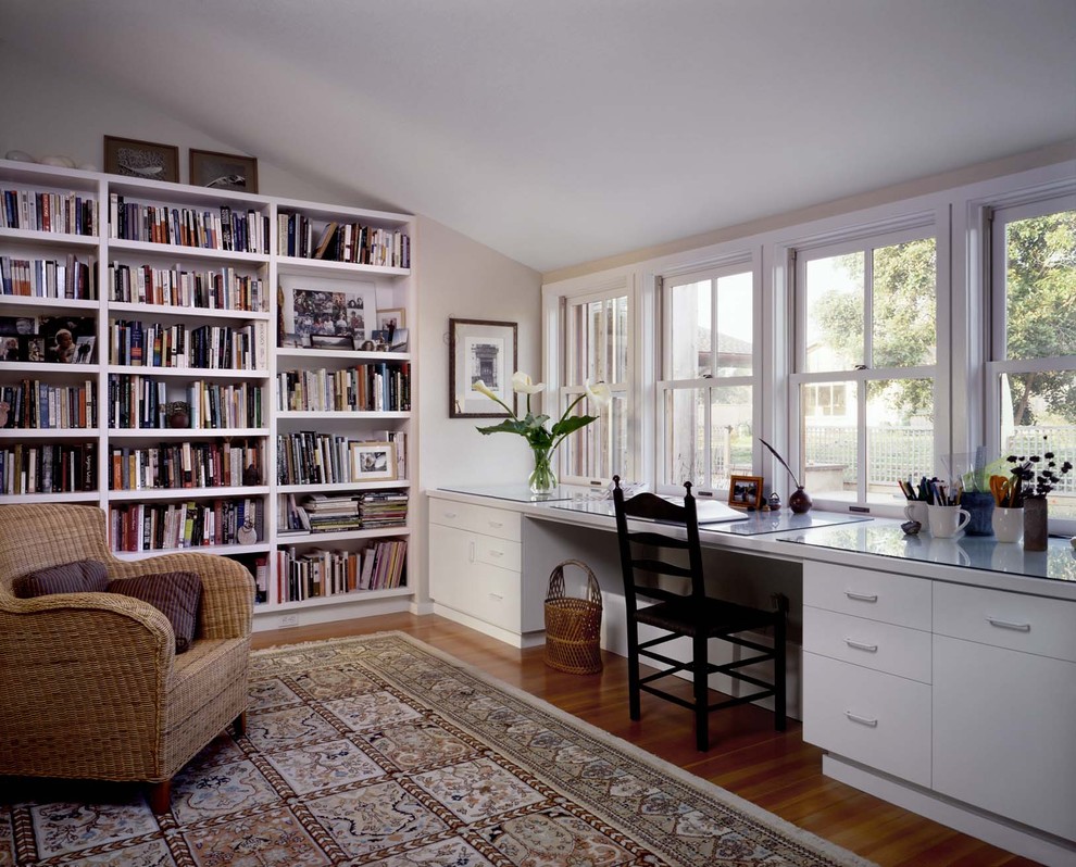 サンフランシスコにあるコンテンポラリースタイルのおしゃれなホームオフィス・書斎 (造り付け机) の写真