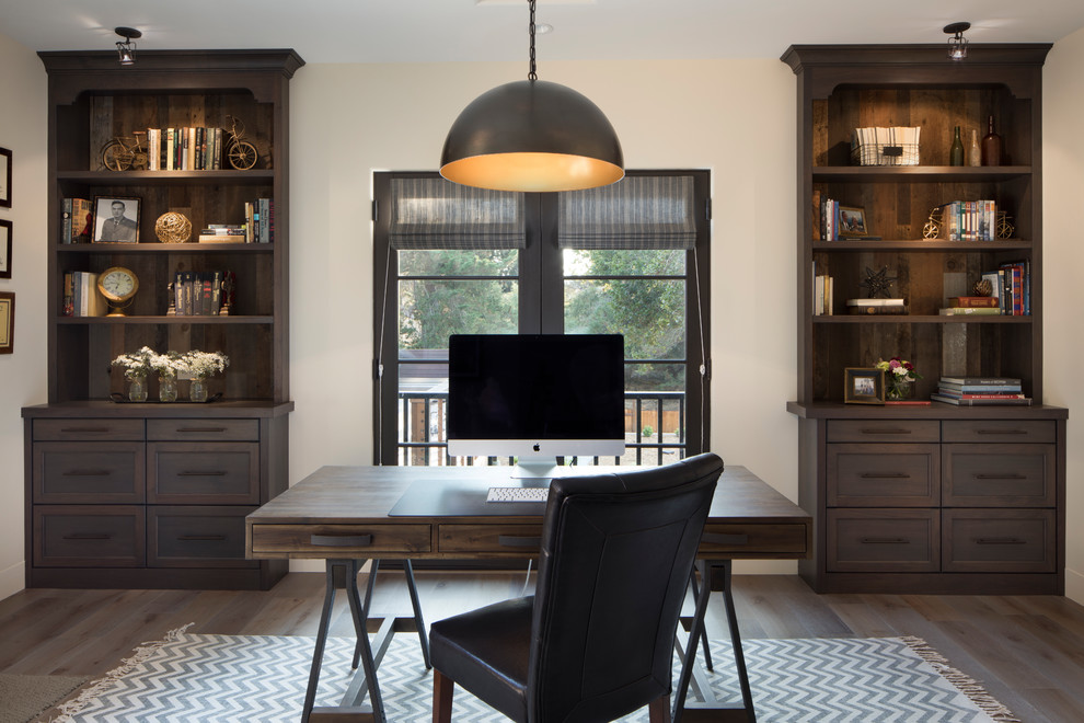 Ejemplo de despacho de estilo de casa de campo con paredes beige, suelo de madera oscura, escritorio independiente y suelo marrón