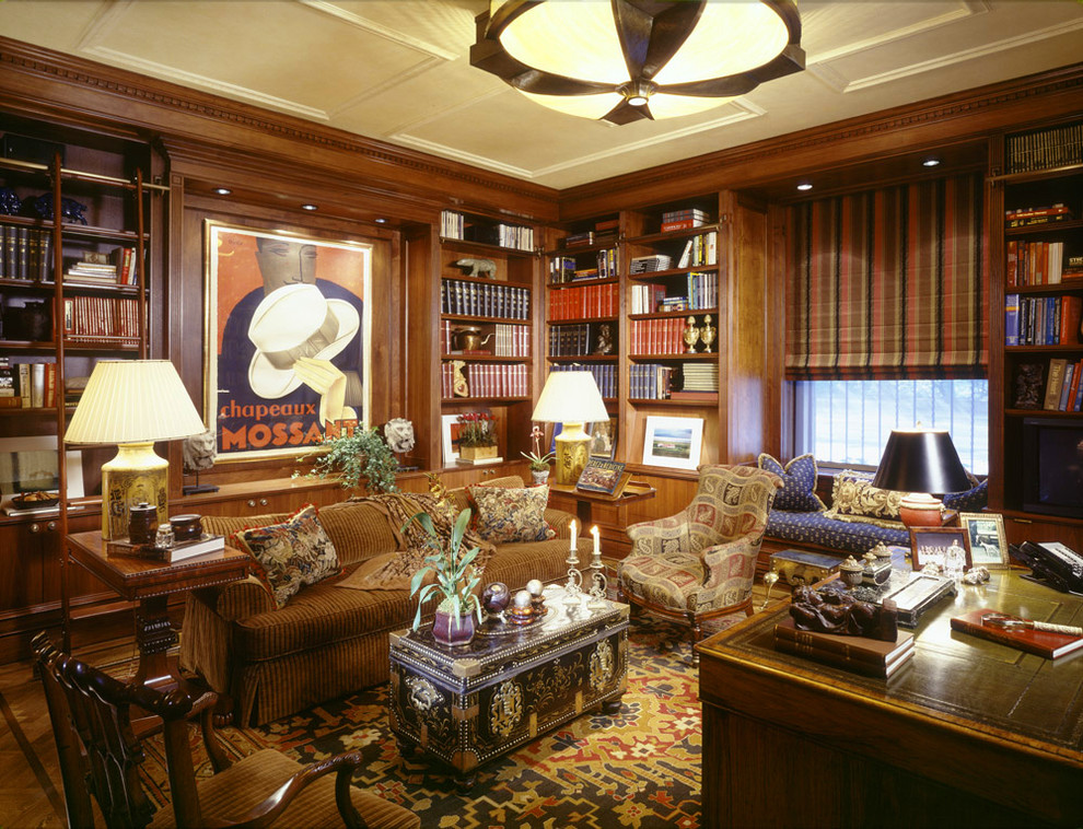 На фото: кабинет в классическом стиле с паркетным полом среднего тона и отдельно стоящим рабочим столом с