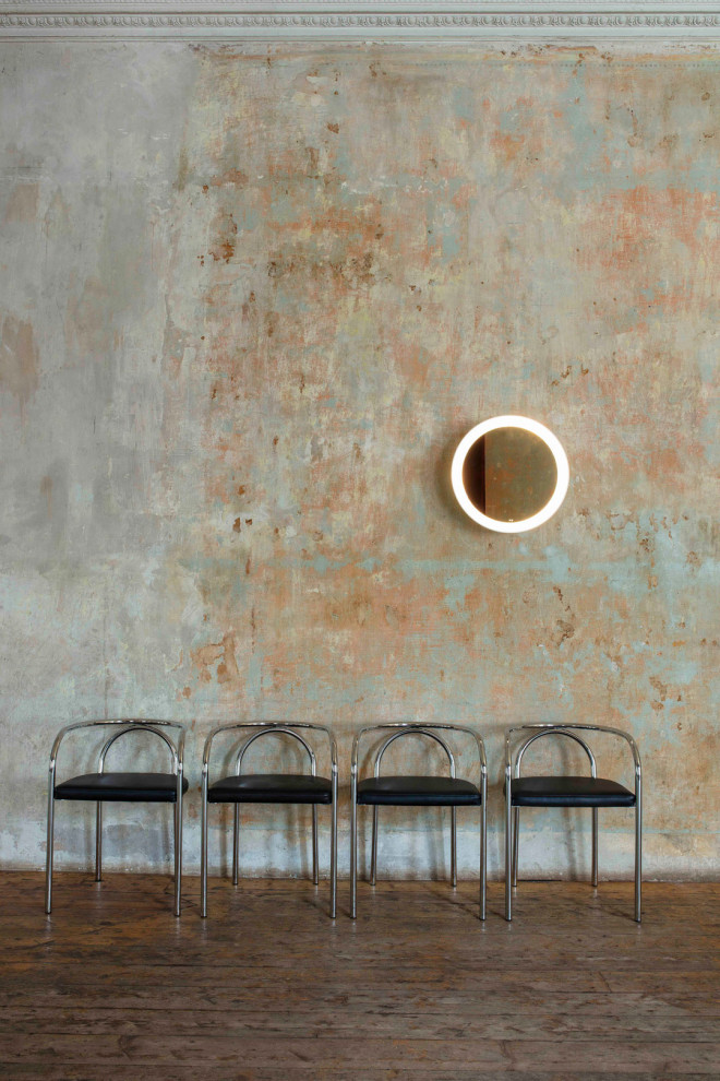 Bild på ett stort minimalistiskt arbetsrum, med grå väggar, ljust trägolv och brunt golv