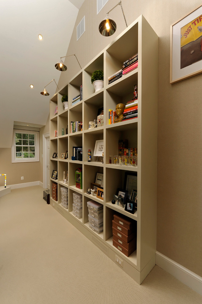 ワシントンD.C.にあるトランジショナルスタイルのおしゃれな書斎 (ベージュの壁、無垢フローリング、暖炉なし) の写真