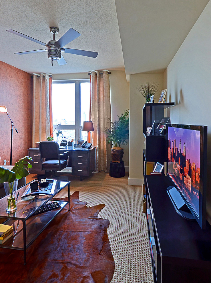 Ejemplo de despacho contemporáneo de tamaño medio con paredes beige, moqueta y escritorio independiente