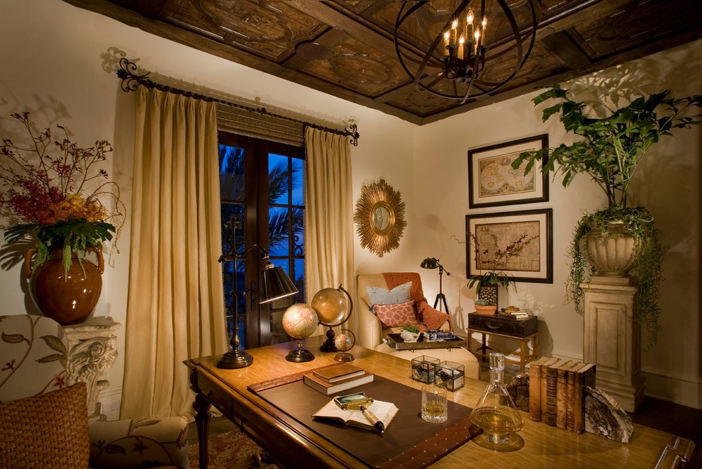 オレンジカウンティにある地中海スタイルのおしゃれなホームオフィス・書斎の写真