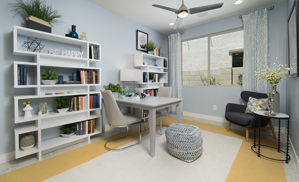 Ejemplo de despacho contemporáneo de tamaño medio con paredes azules, suelo de baldosas de cerámica, escritorio independiente y suelo beige