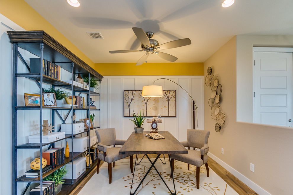 Foto di un ufficio minimal di medie dimensioni con pareti gialle, pavimento in legno massello medio, scrivania autoportante e pavimento beige
