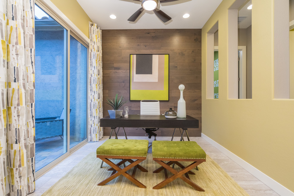 Esempio di un ufficio design di medie dimensioni con pareti gialle, pavimento in gres porcellanato, scrivania autoportante e pavimento grigio