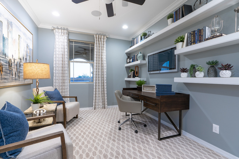 Immagine di un ufficio tradizionale di medie dimensioni con pareti blu, moquette e pavimento beige