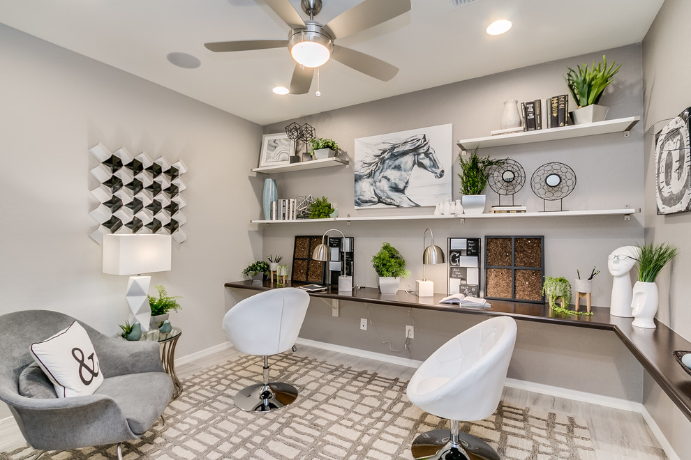 Foto di un ufficio minimal di medie dimensioni con pareti grigie, pavimento con piastrelle in ceramica, scrivania incassata e pavimento beige