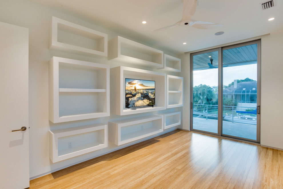 На фото: кабинет среднего размера в стиле модернизм с белыми стенами с