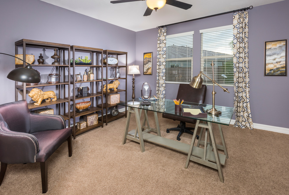Immagine di un ufficio minimal con pareti viola, moquette e scrivania autoportante