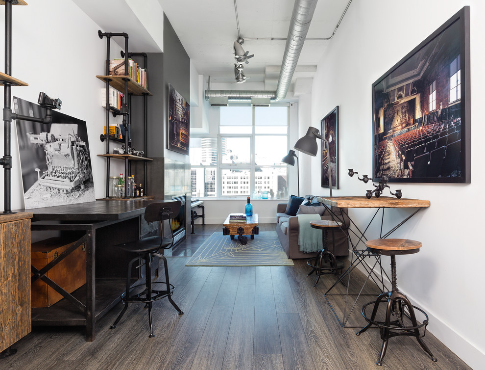 Idéer för ett industriellt hemmastudio, med vita väggar, mörkt trägolv, ett fristående skrivbord och brunt golv