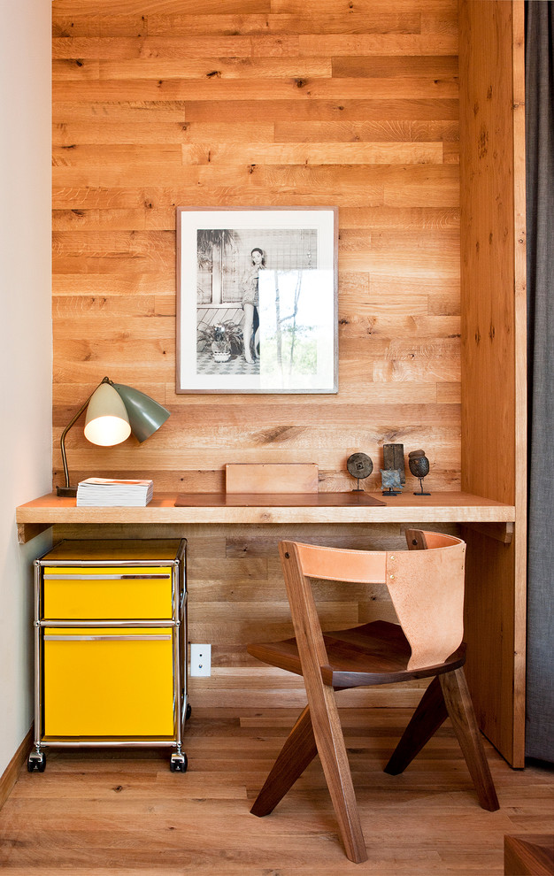 Kleines Modernes Arbeitszimmer mit Arbeitsplatz, hellem Holzboden und Einbau-Schreibtisch in New York