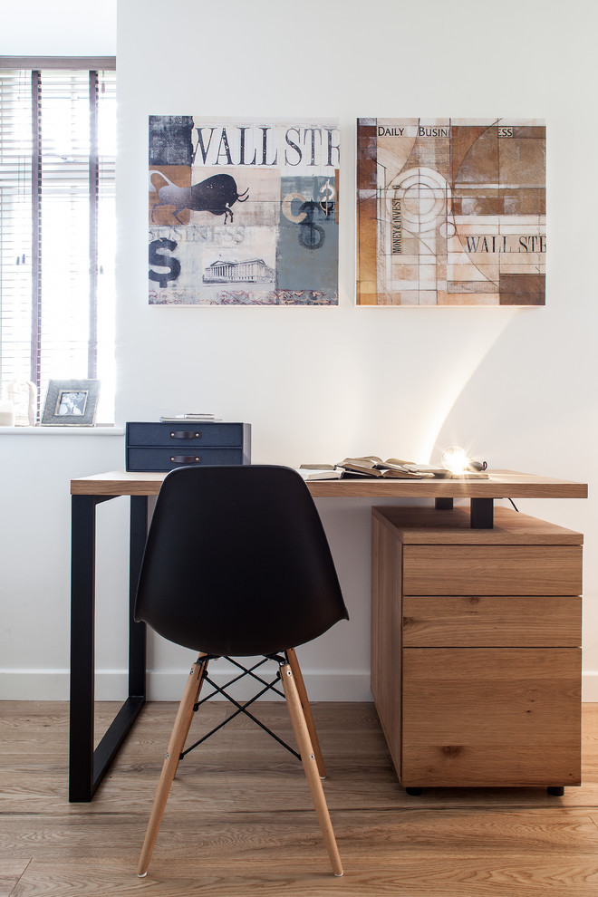 Идея дизайна: кабинет в современном стиле с белыми стенами, паркетным полом среднего тона и отдельно стоящим рабочим столом