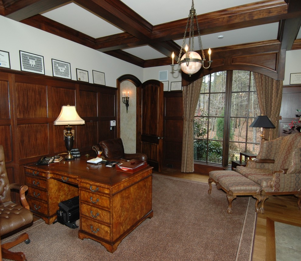 Exempel på ett stort klassiskt arbetsrum, med beige väggar, mellanmörkt trägolv och ett fristående skrivbord