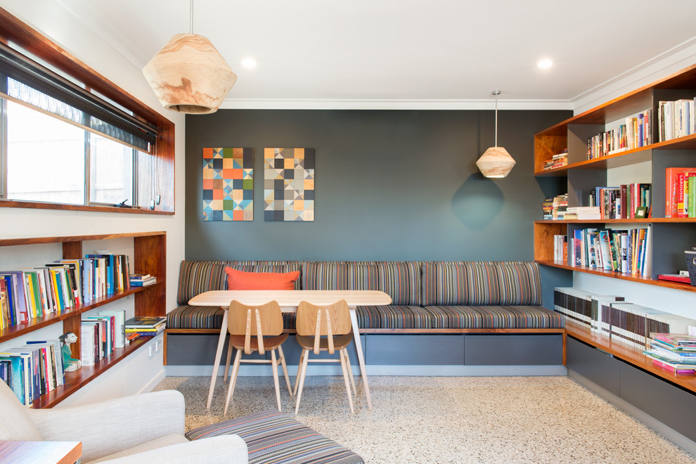 На фото: кабинет в современном стиле с отдельно стоящим рабочим столом и серыми стенами