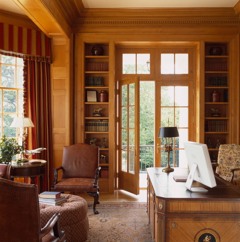 Ejemplo de despacho de estilo de casa de campo con biblioteca, suelo de madera en tonos medios y escritorio independiente