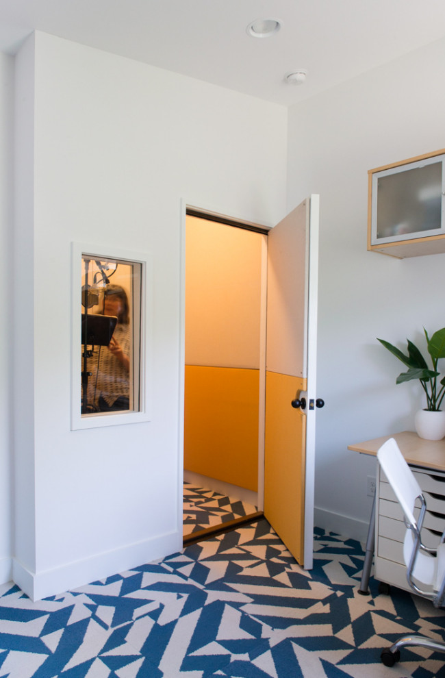 Ispirazione per un piccolo ufficio minimalista con pareti bianche, moquette, scrivania autoportante e pavimento multicolore