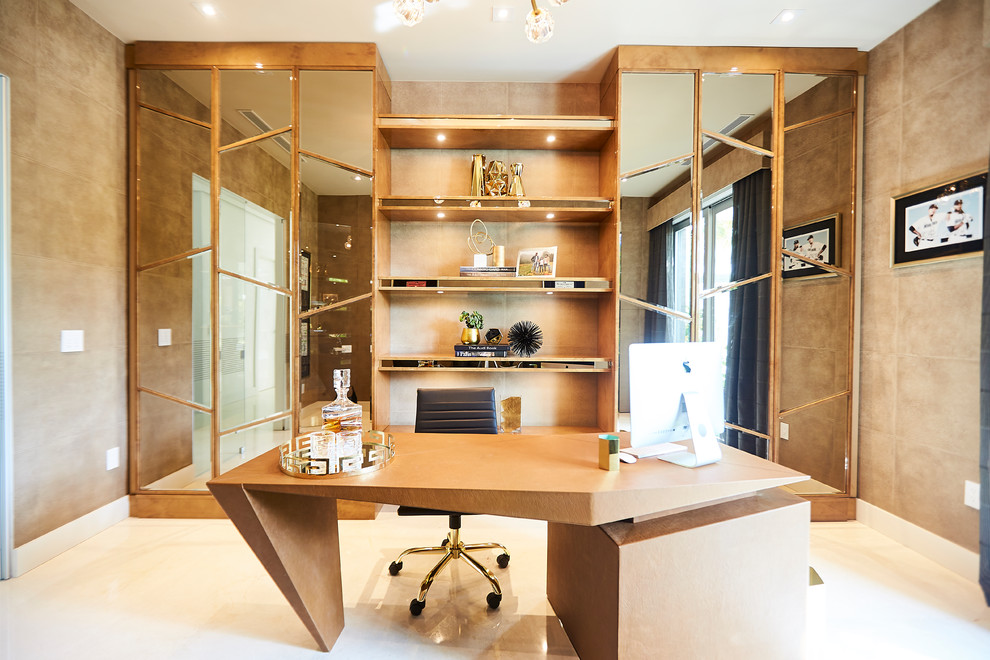 Cette photo montre un grand bureau tendance avec un mur marron, un sol en marbre, un bureau indépendant et un sol blanc.