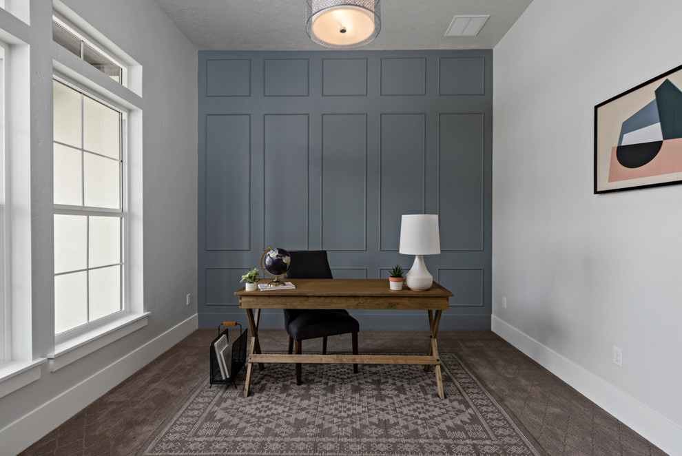 Country Arbeitszimmer ohne Kamin mit Arbeitsplatz, grauer Wandfarbe, Teppichboden und freistehendem Schreibtisch in Sonstige