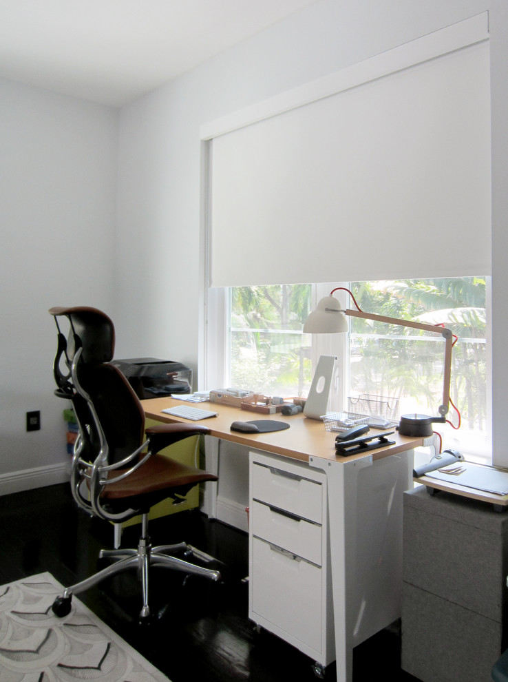 マイアミにある低価格の小さなエクレクティックスタイルのおしゃれな書斎 (白い壁、濃色無垢フローリング、自立型机) の写真