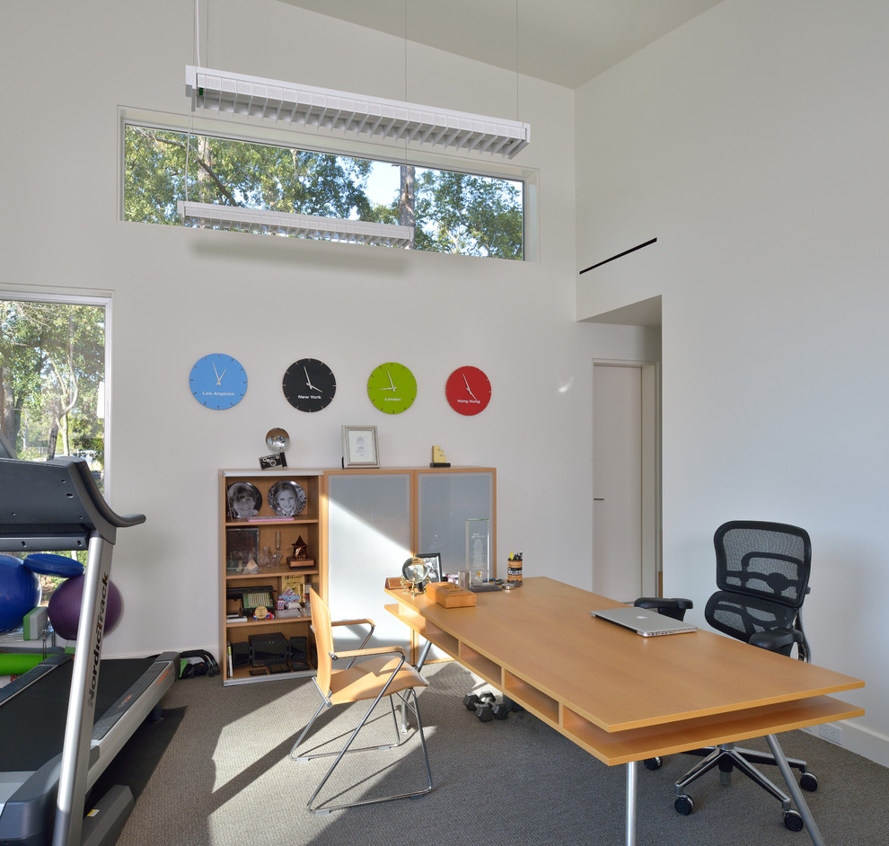Idee per uno studio minimalista con pareti bianche, moquette e scrivania autoportante