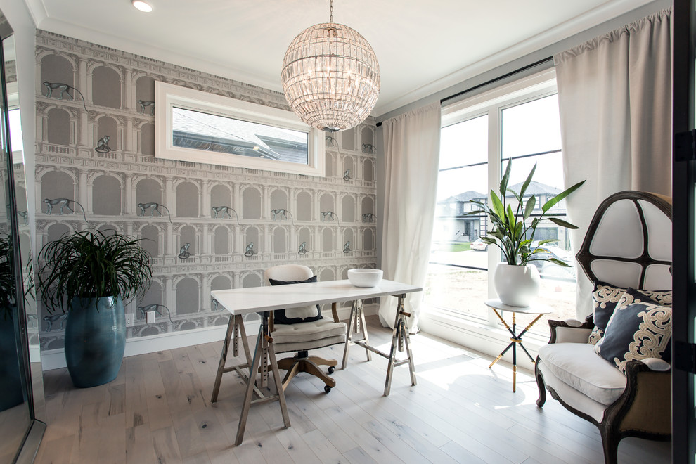 Foto di un grande ufficio tradizionale con parquet chiaro, scrivania autoportante, pareti grigie e pavimento beige