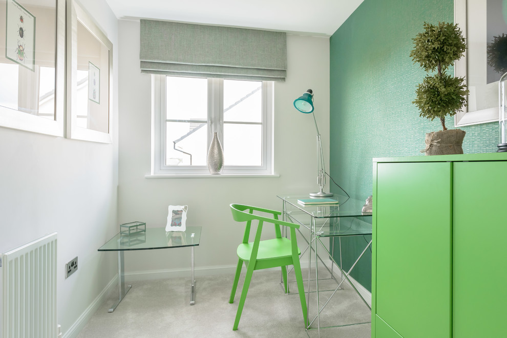 На фото: рабочее место среднего размера в современном стиле с зелеными стенами, ковровым покрытием, отдельно стоящим рабочим столом и белым полом