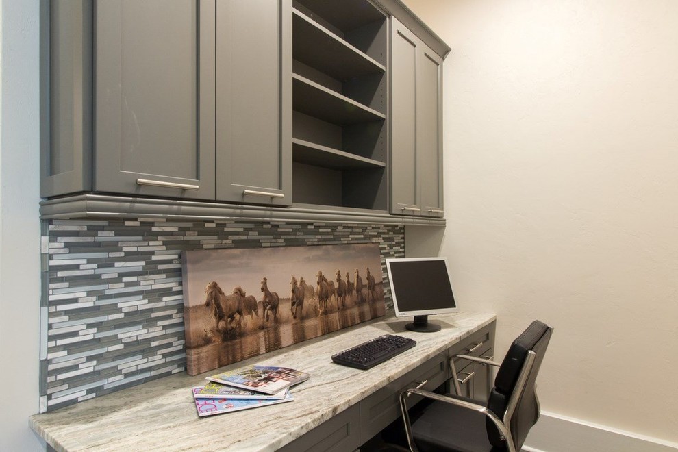 Kleines Rustikales Arbeitszimmer mit beiger Wandfarbe, dunklem Holzboden und Einbau-Schreibtisch in Atlanta