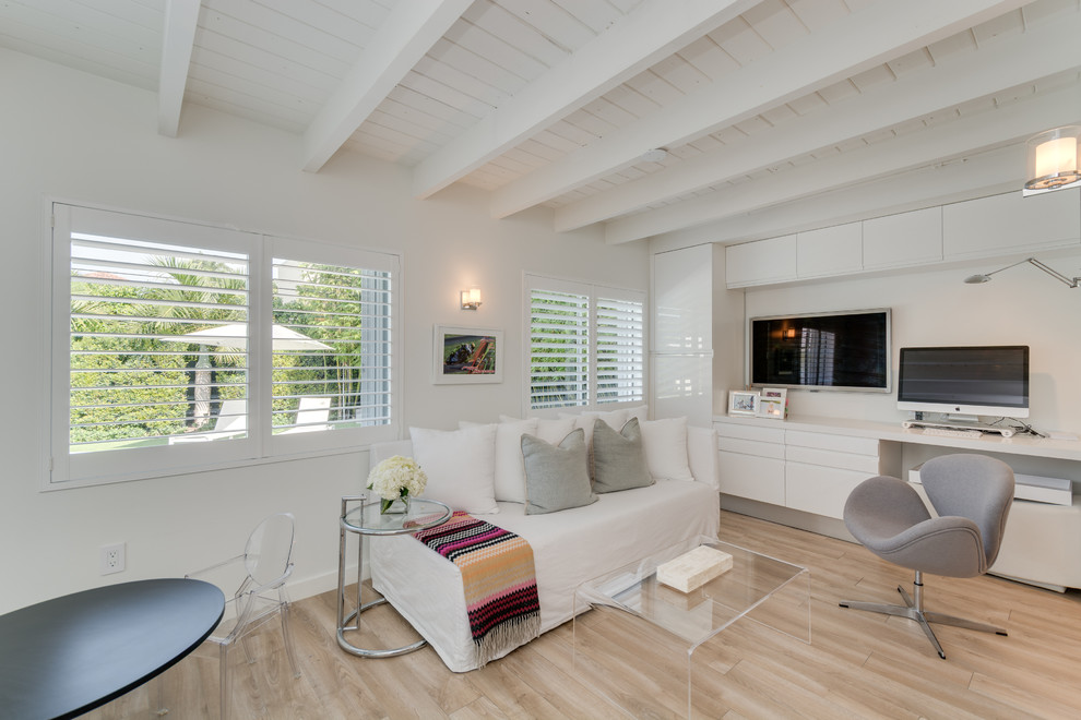 Mittelgroßes Modernes Arbeitszimmer mit Studio, weißer Wandfarbe, hellem Holzboden und Einbau-Schreibtisch in Sonstige