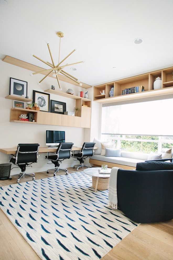 Источник вдохновения для домашнего уюта: кабинет в современном стиле с белыми стенами, светлым паркетным полом, встроенным рабочим столом и бежевым полом